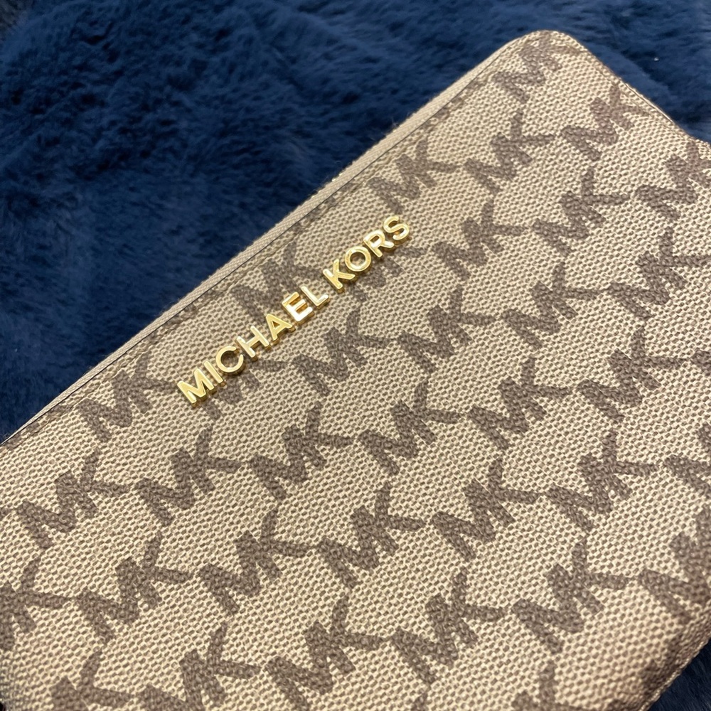 Michael Kors Double pocket/zip Wristlet
